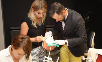 Praktyczna część szkolenia "Estetyczne wypełnienia w zębach bocznych" dr n.med. Michał Ganowicz